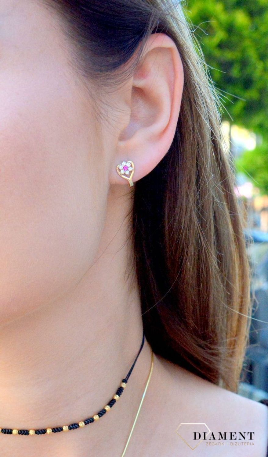 Złote kolczyki 333 kwiatek w serduszku z cyrkonią KL 4206A 333.  Złoto z ozdobnymi białą i czerwoną cyrkonią ułożone w kształt delikatnego serduszka. Urocza biżuteria dla dzieci, świetnie pasująca na prezent z różnych okazji.jpg